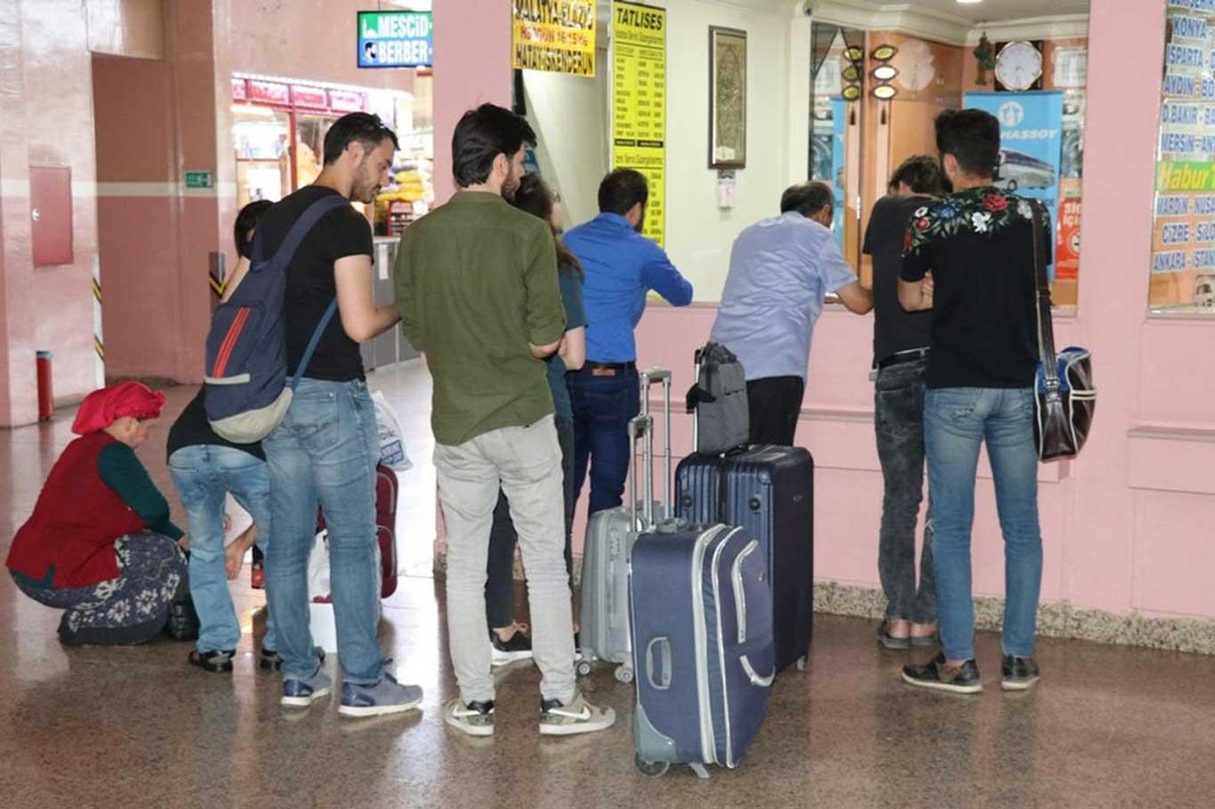 Seyahat için otogara gelen yolcular geri çevriliyor